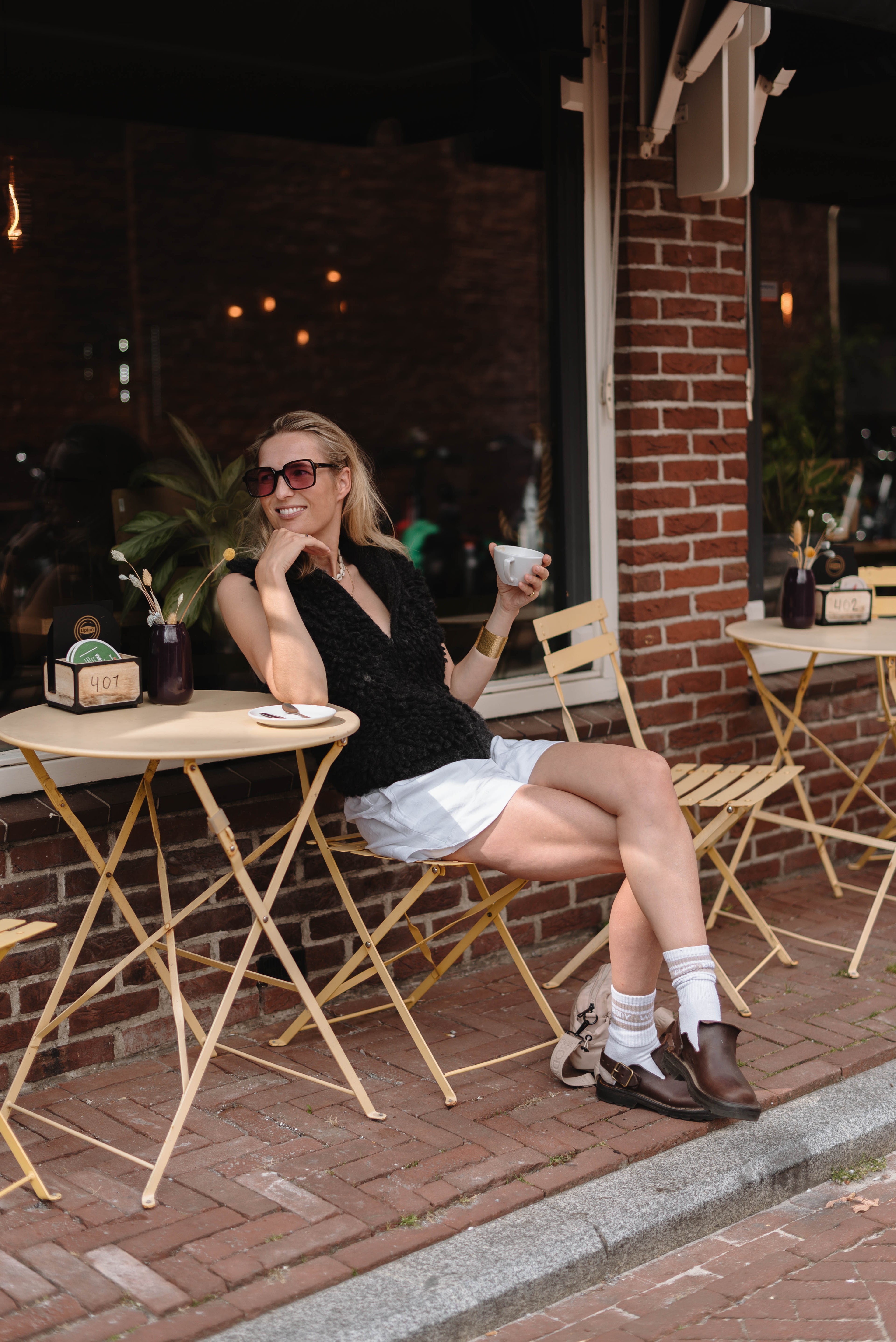 Café Dates in Minimal Summer Layers