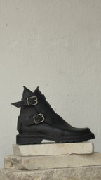 Black boot silver vid