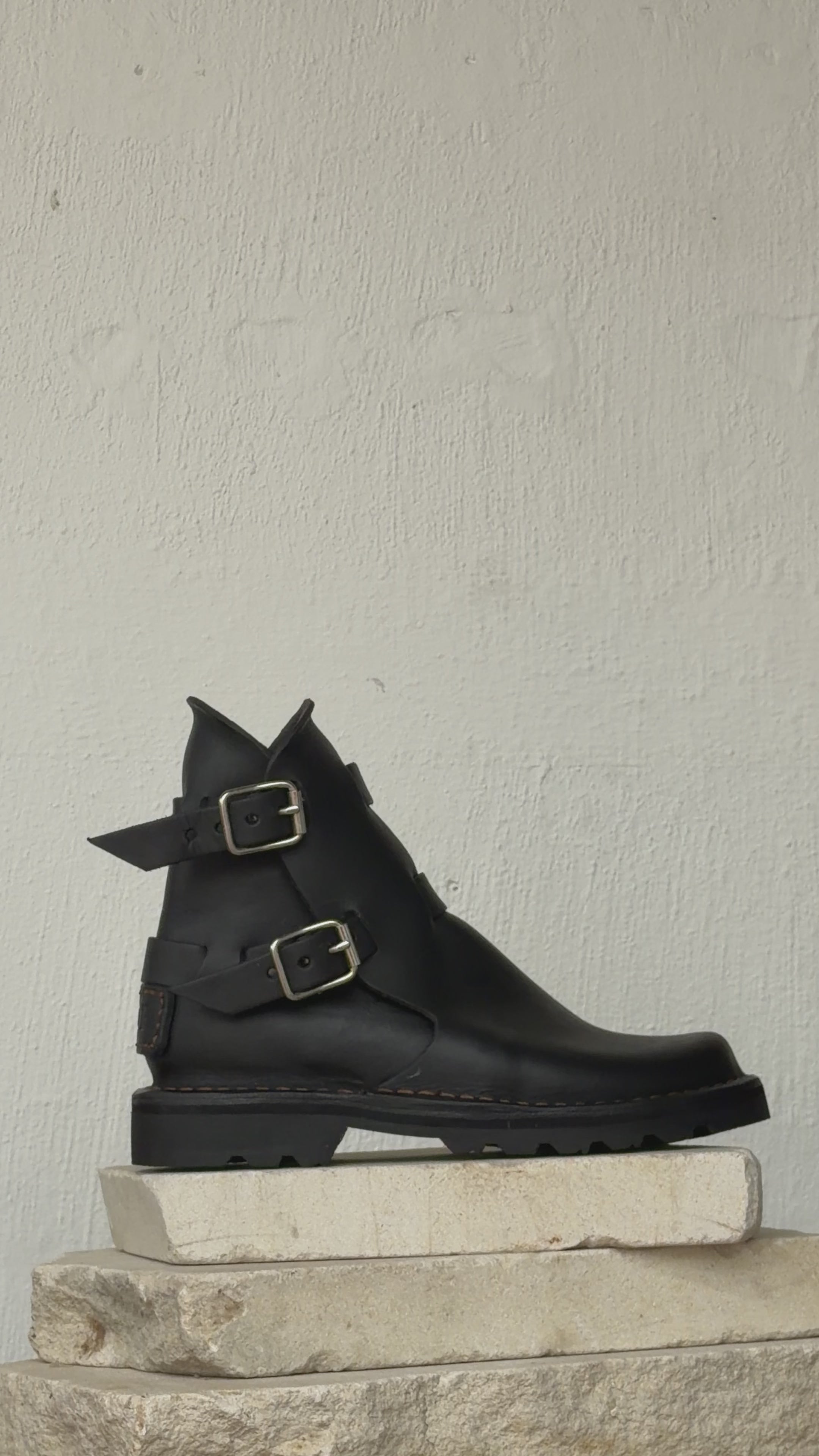 Black boot silver vid