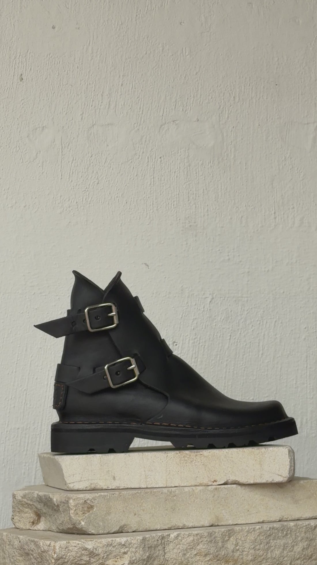 Black boot silver vid