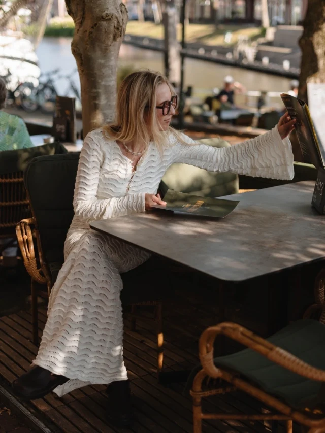 Es hat etwas, auf einer holländischen Terrasse an den Grachten zu sitzen... für mich ist das eine dieser kleinen, schönen Traditionen, die sich so typisch holländisch anfühlen 🇳🇱It Es war so schön, so viele unserer Freunde zu treffen, während wir dort waren. Auch wenn es sich wie immer zu kurz anfühlte, um sie alle zu sehen. Ich denke, so ist das Leben mit zwei kleinen Kindern. Volle Herzen, volle Terminkalender und ein ständiger Wunsch nach mehr Zeit 🤎📷: @jildoustruiving