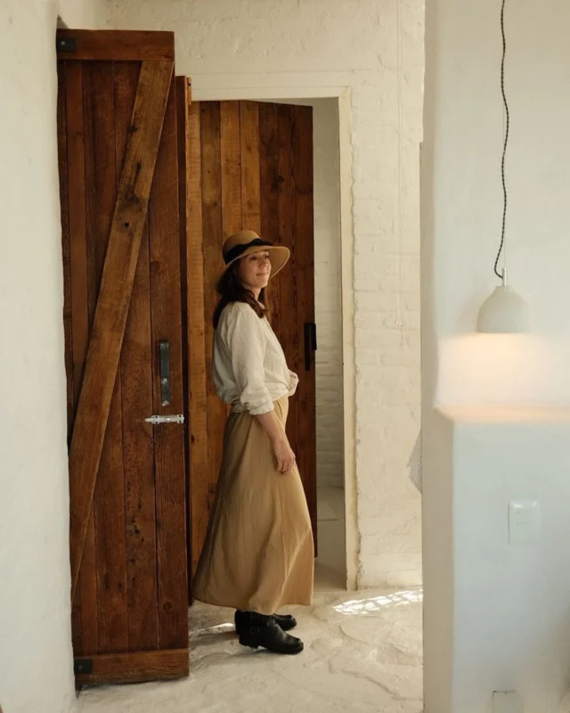 Unsere Wochenend-Abenteuer-Takeovers bieten Ihnen die Möglichkeit, sich von echten Geschichten von unterwegs inspirieren zu lassen... Momente, die den Geist von ROF und den Menschen, die sie tragen, einfangen 🤎 Dieses Wochenende begleiten wir Marné de Nysschen, Creative Director bei @thecapewinelands, auf einer Reise durch Ceres, Hemel-en-Aarde und die Karoo - eine von der Reise inspirierte Geschichte, wunderschön erzählt durch ihre Linse.