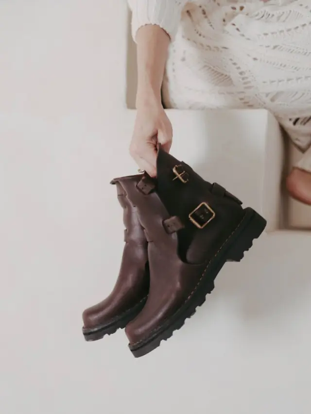 A Christmas gift that carries a little more meaning 🎁

Tankwa Boots are handmade to last, to be worn, loved and passed through seasons.

For you, or someone who deserves something special 🤎