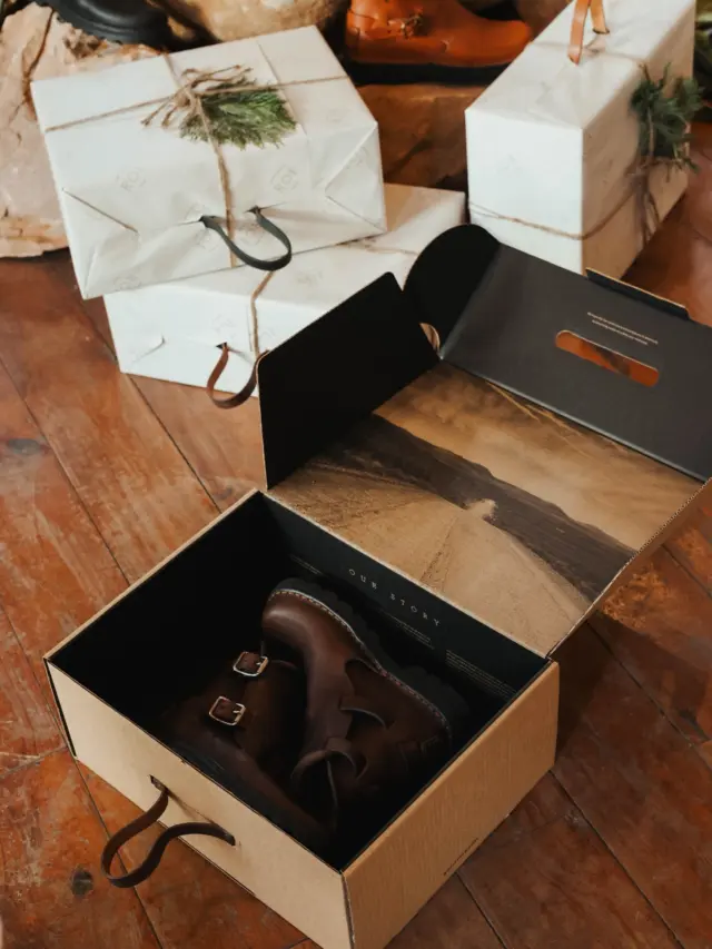 If you’re planning on gifting ROF this Christmas, now’s the time to order 🎄

Place your order soon to make sure it arrives in time to be wrapped, worn and taken on many adventures this festive season 🤎